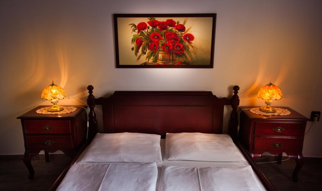 Joli Guesthouse Ordacsehi Buitenkant foto