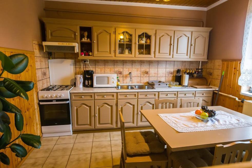 Joli Guesthouse Ordacsehi Buitenkant foto